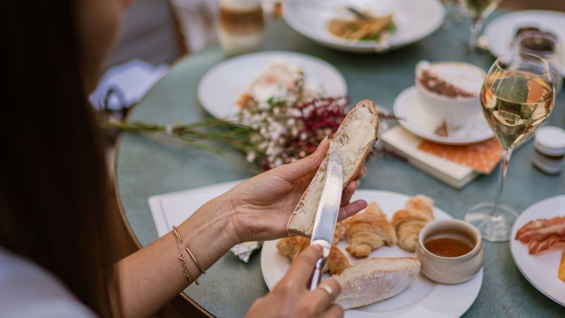 Beurre tartiné sur du pain Maison Bréguet Paris